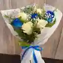 Hermoso Ramo Mix De Rosas Blancas Y Azules ( 8 Rosas )