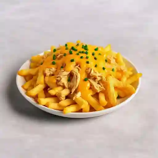 Papas Fritas Con Pollopapas Fritas + Queso Cheddar + Ciboulette + Pollo Mechado