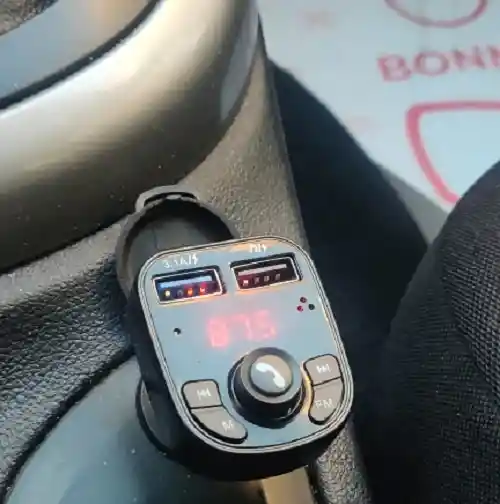 Adaptador Transmisor Bluetooth Fm Radio Cargador Celular 2,1a 2 Usb Encendedor Cenicero Manos Libres