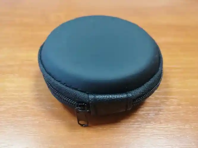 Estuche Para Audífonos U Otros Usos Bolso Case Auriculares Ecocuero Rigido Duro Resistente Cierre Negro Redondo Pequeño