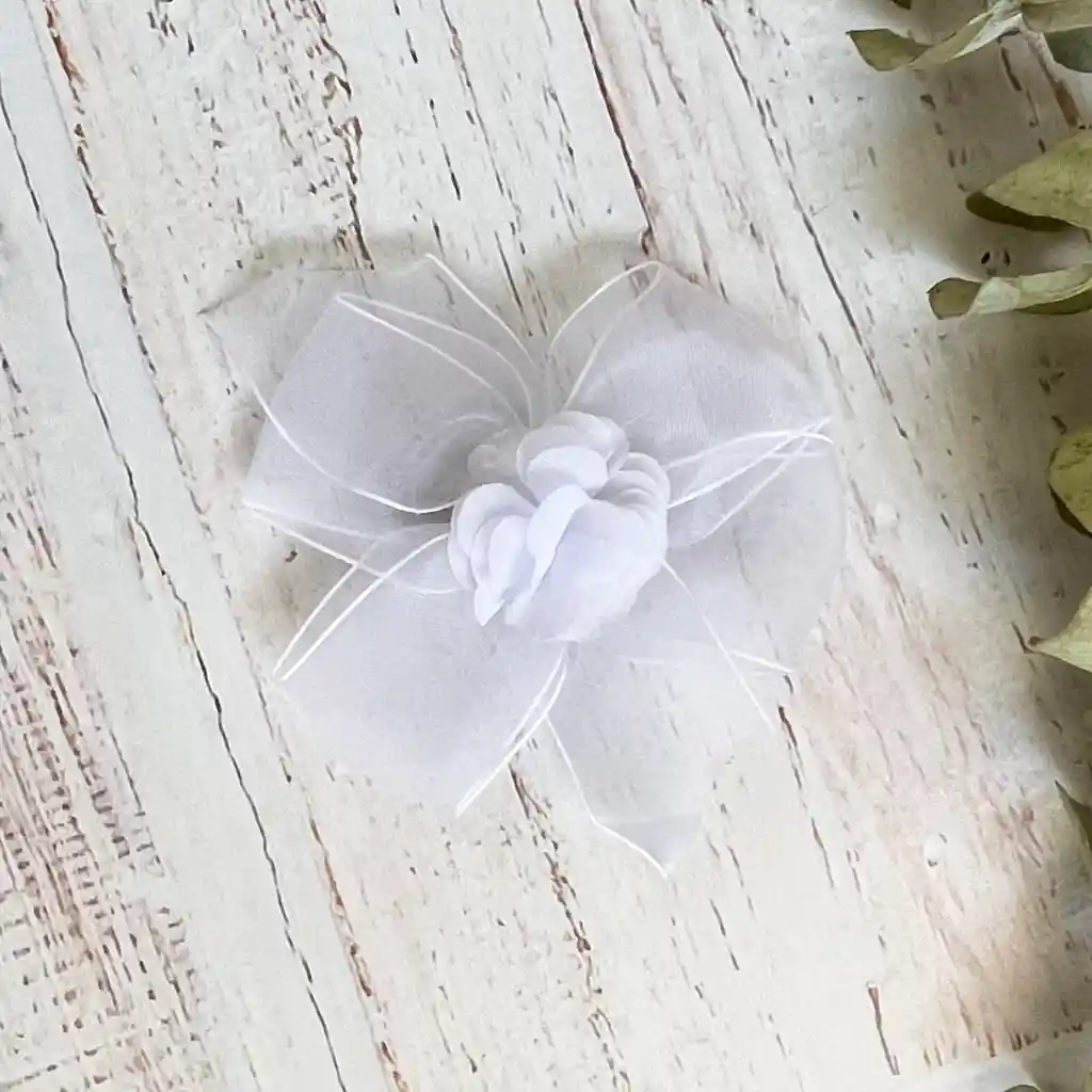 Pinche Con Lazo Y Flor Blanco