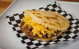 Arepa Con Carne Mechada Y Queso