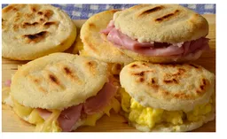 Arepa Con Huevo, Jamon Y Queso