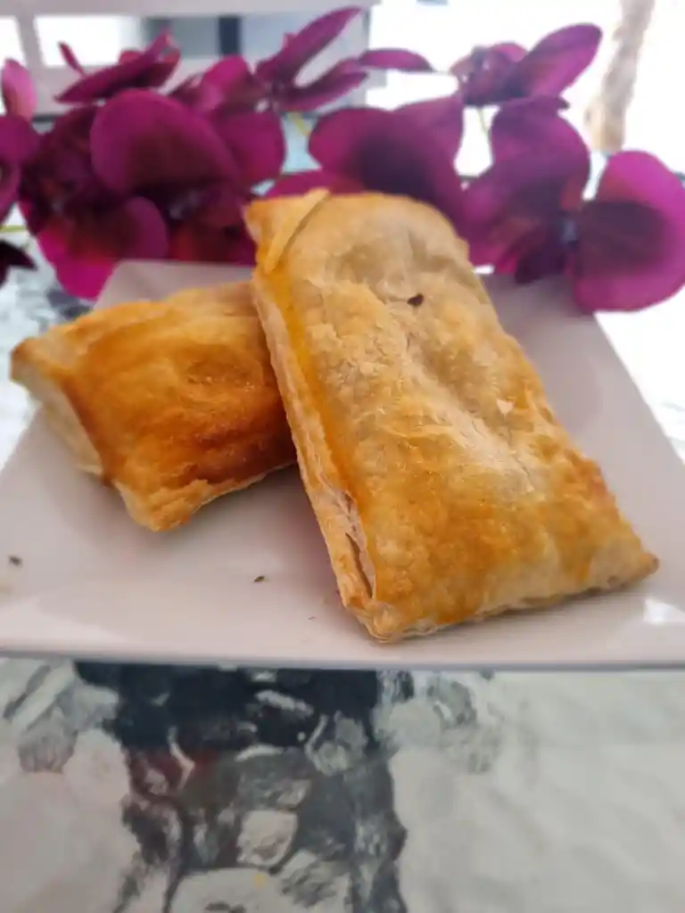 Empanada Masa De Hoja Con Queso