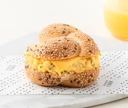 Sándwich Huevo Y Queso Cheddar En Pan De Semillas