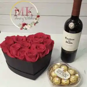 Box Corazón 12 Rosas, Bombones 100grs Y Vino 750cc