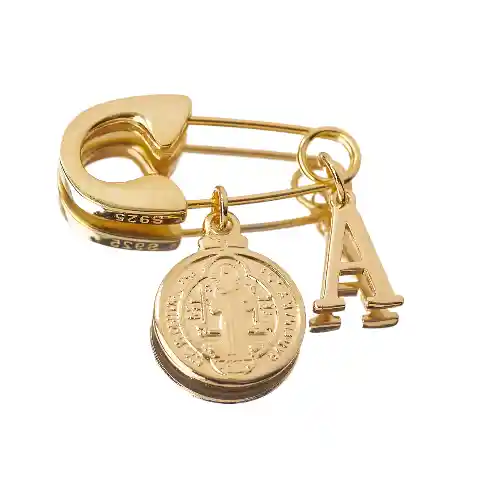 Ganchito De Proteccion Personalizado Con Inicial Y San Benito, Bañado En Oro 18 Kilates.