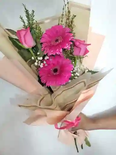 Bouquets De Rosas Y Gerberas