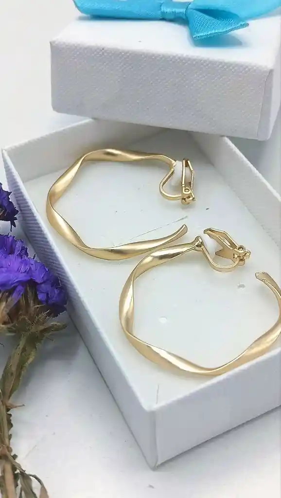 Aros Sin Perforación Argollas Finas Relieve Bañadas En Oro