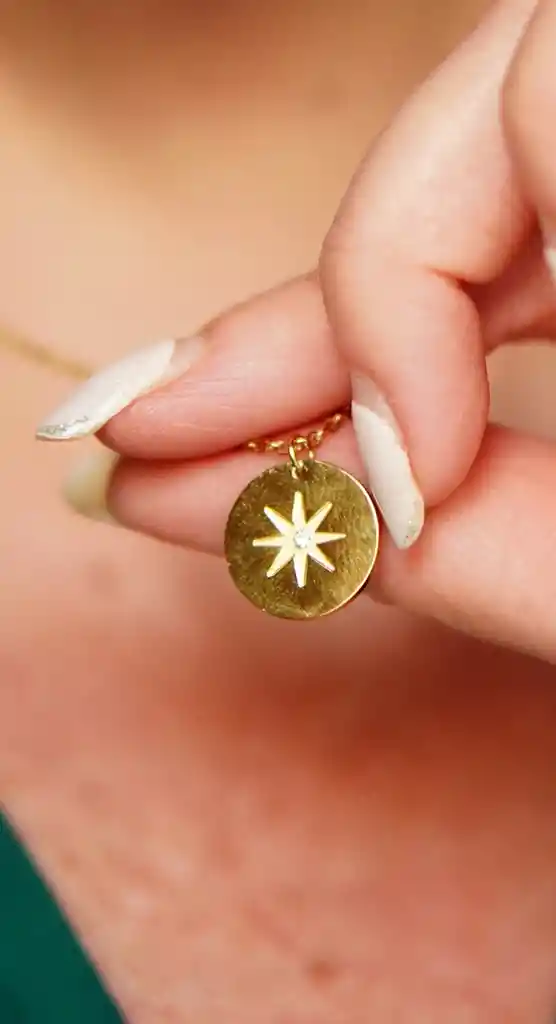 Colgante Medalla Estrella Punto De Luz Chapada Oro 18k