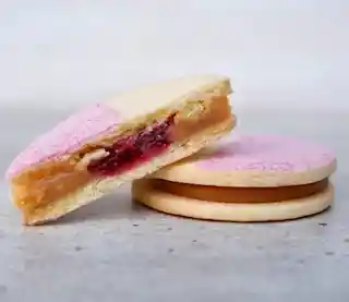 Alfajor De Maicena Grande De Manjar Y Salsa De Frambuesa