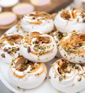 Merengón Con Caramelo Salado Y Pistacho