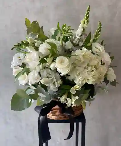 Arreglo Floral De Condolencia En Canasto L Tonos Blancos