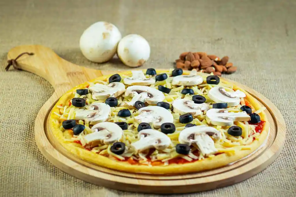 Pizza Keto De Masa De Harina De Almendra Champiñones Y Aceitunas Marca La Otra Pizza