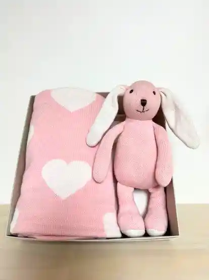 Pack Manta Rosada Con Corazones Blancos Y Peluche De Coneja Rosada