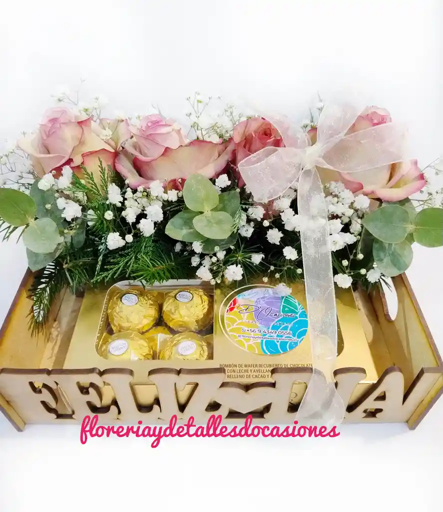 Arreglo Floral Con Rosas Y Bombones En Caja De Madera