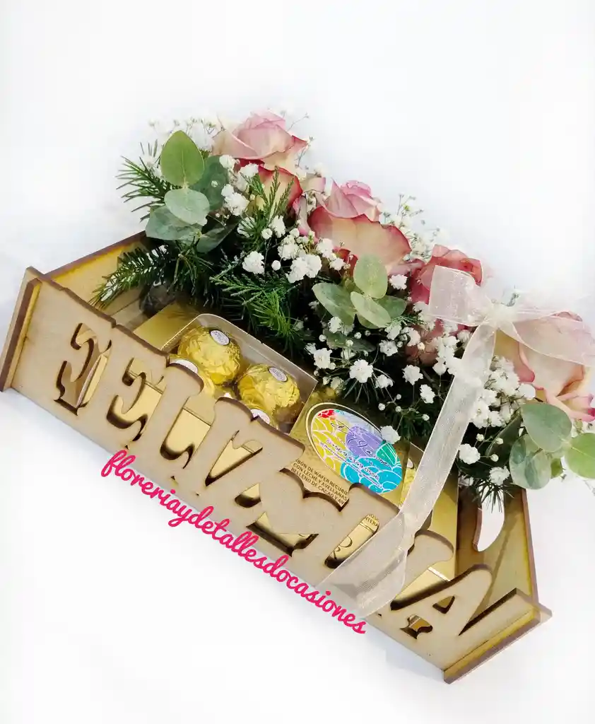 Arreglo Floral Con Rosas Y Bombones En Caja De Madera