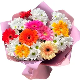 Ramo Con 10 Gerberas Surtidas Y Flores Maules Blancos