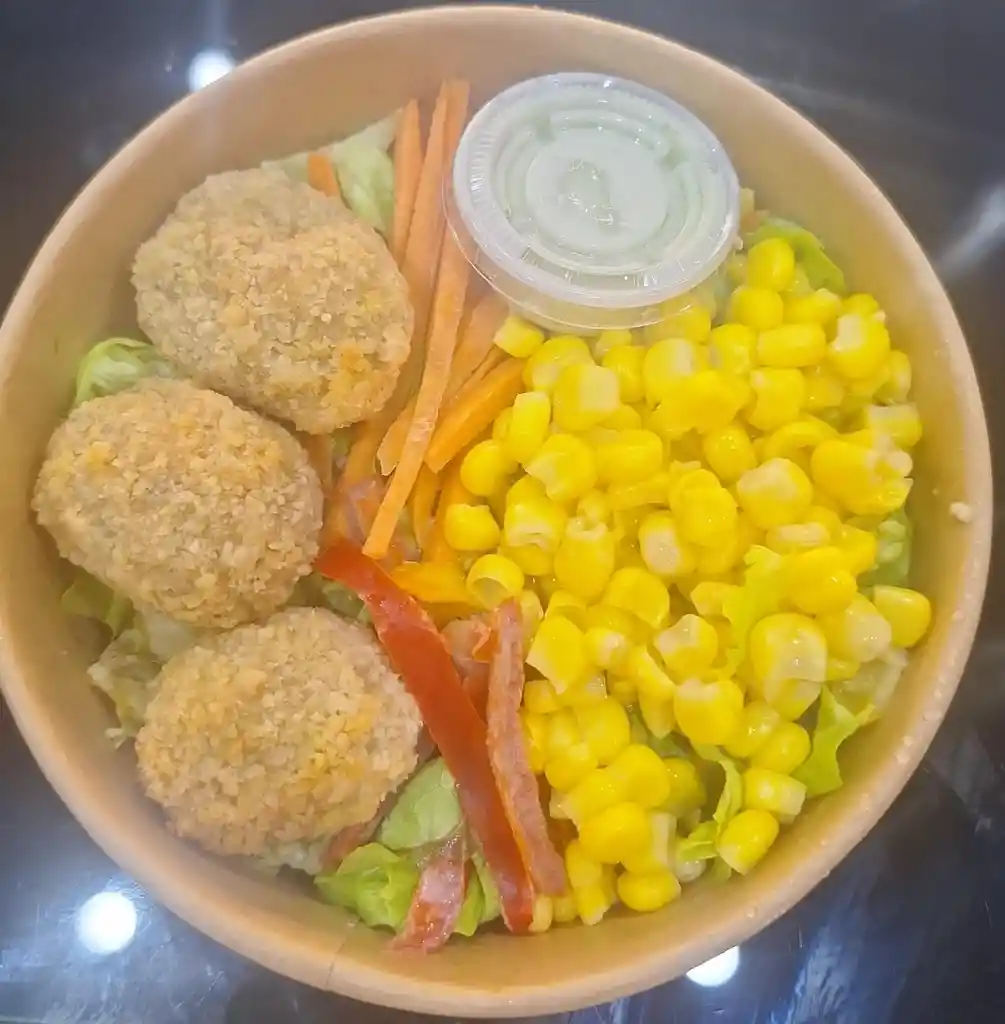 Ensalada Mixta Con Croquetas De Espinaca Queso