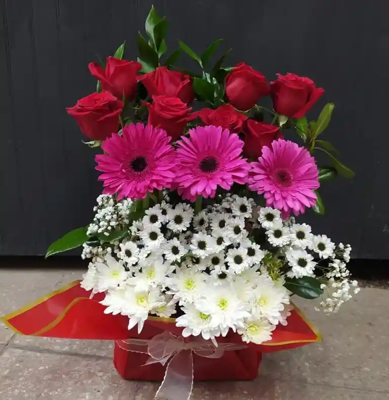 Arreglo Rosas, Gerberas,margaritas