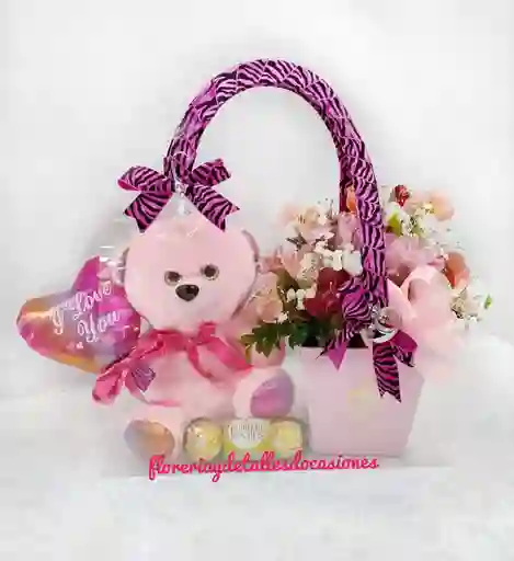 Novedoso Arreglo En Cartera Transparente Con Asa, Bombones, Oso Y Detalle Floral