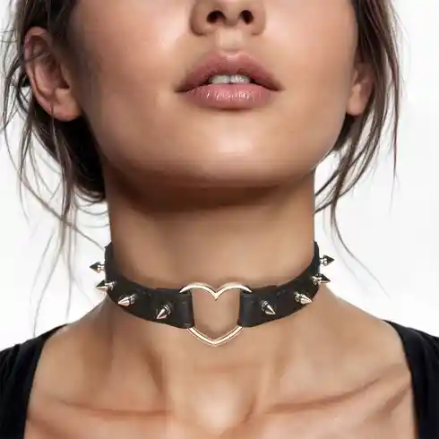 Collar Con Corazón Y Puas