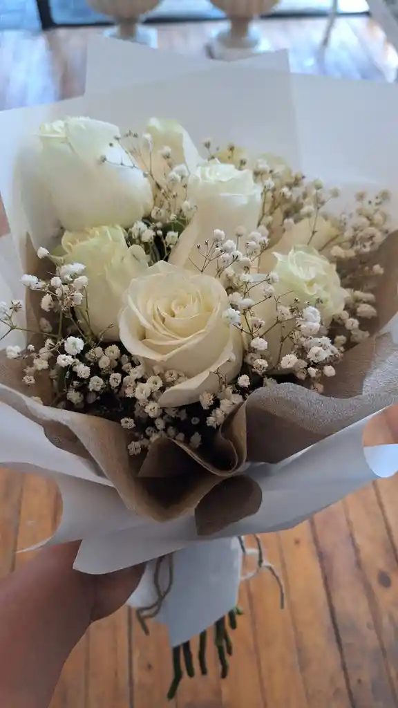 Ramo De 8 Rosas Blancas
