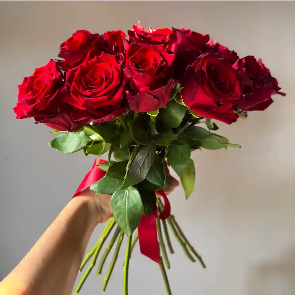 Oferta! Ramo De 12 Rosas Rojas Y Cajita De Bombones
