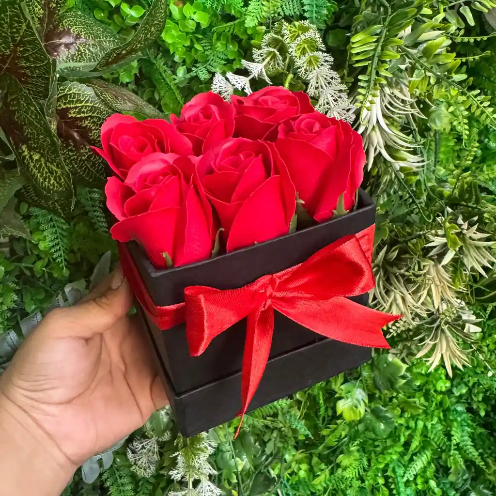 Caja Cubo De 6 Rosas De Jabon Rojas