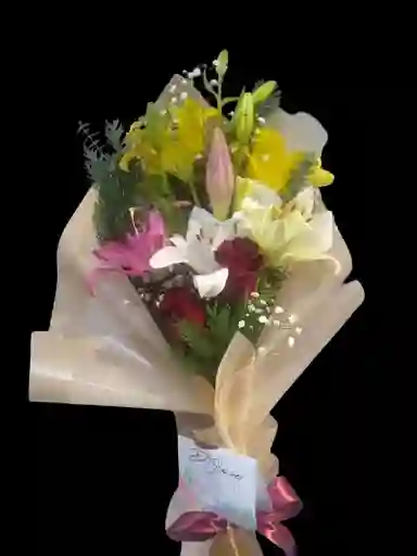 Ramo De Liliums Y Rosas Con Envoltorio En Papel Coreano