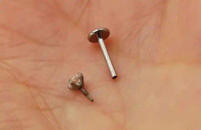 Piercing Labret Perno Tornillo Punto Luz Titanio Astm F136 18g