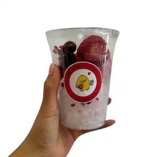 Vaso Con Hielo Y Frutos Del Bosque