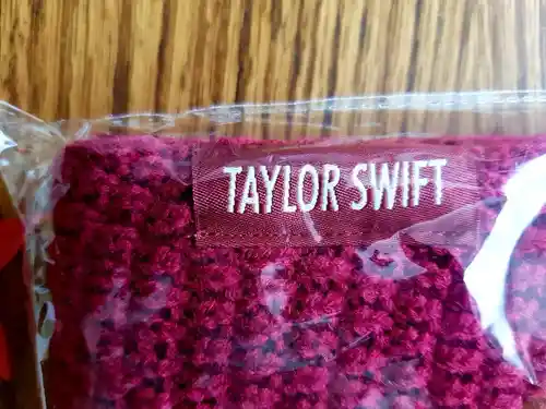 Bufanda All Too Well - Taylor Swift - Red T V Merch Oficial