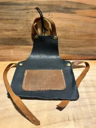 Mini Pechera Negra De Cuero Cubre Botella De Vino