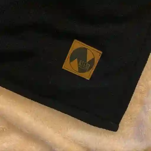 Manta Polar Negra Lanilla