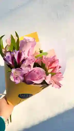 3 Rosas Pasteles Y Astromelias