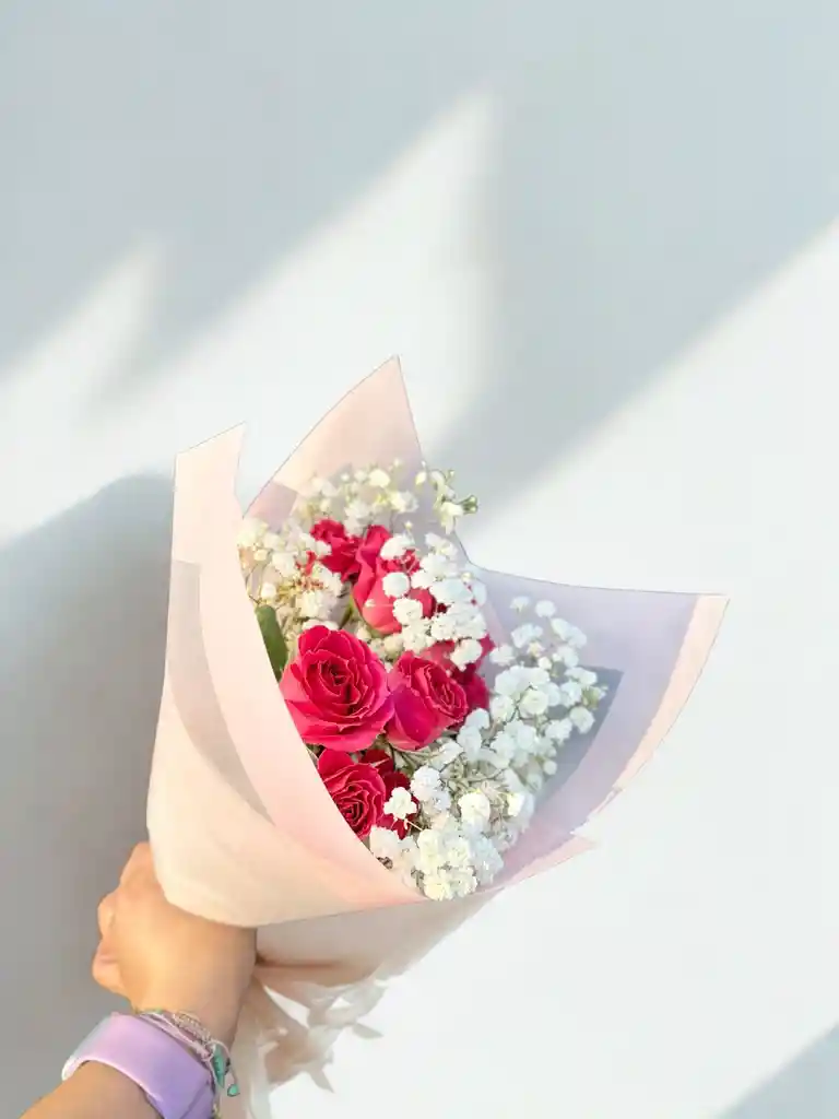 Ramo De Mini Rosas Y Gypso