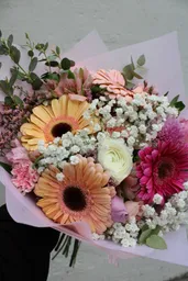 Mix L Con Flores Del Dia En Tonos Pasteles