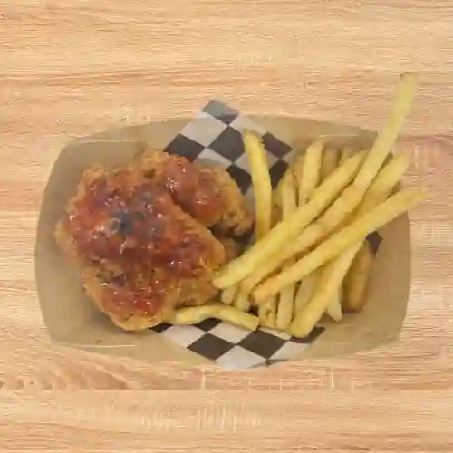 Pollo Frito Con Salsa "yangmion" Y Papas Fritas Comida Coreana