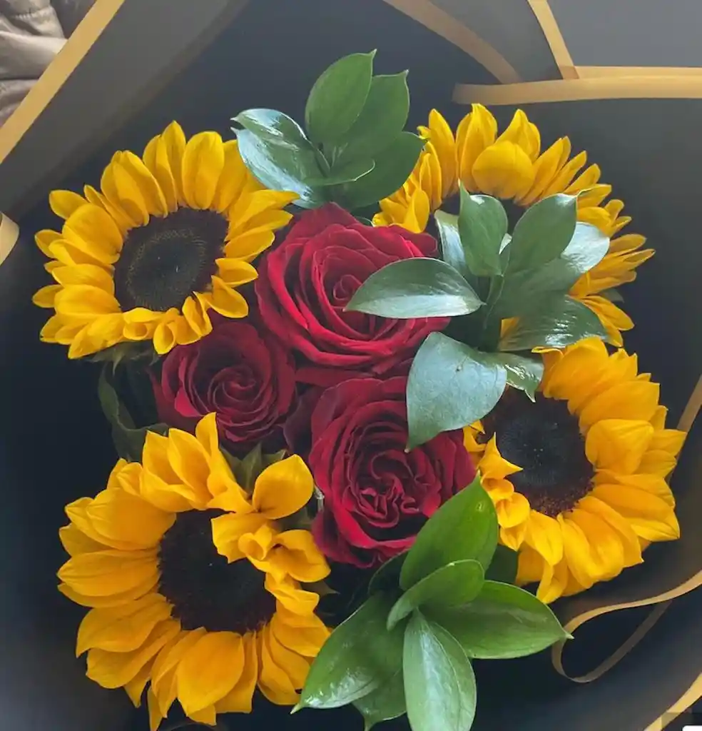 Ramo De 4 Girasoles Y 3 Rosas