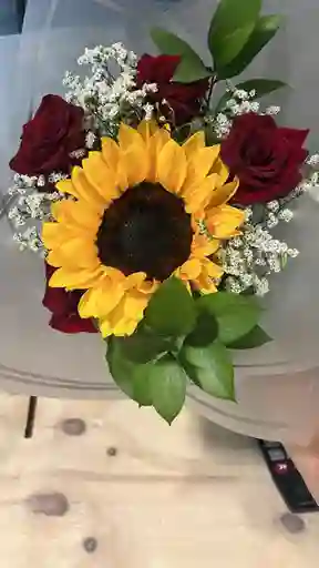 Ramo De Rosas Y Girasol