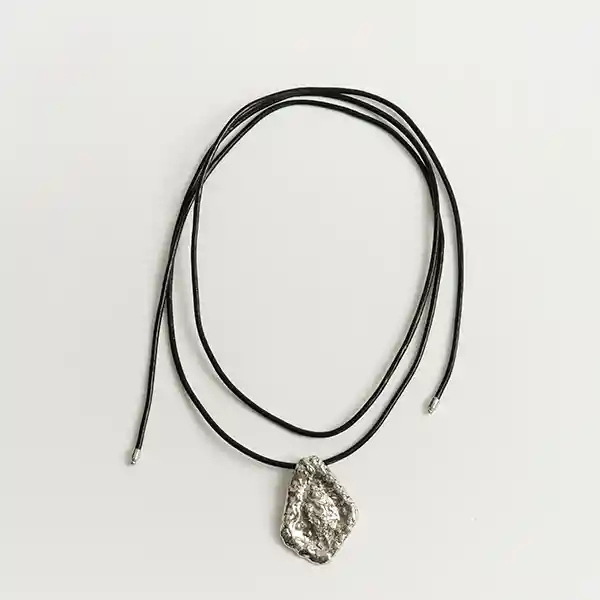 Collar Woman Cuero Triángulo Machacado Negro