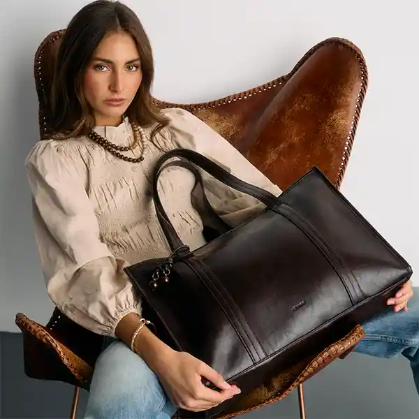 Cartera De Hombro Woman Acharolada Grande Charm Café