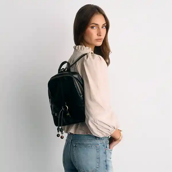 Mochila Woman Pequeña Charm Resina Negro