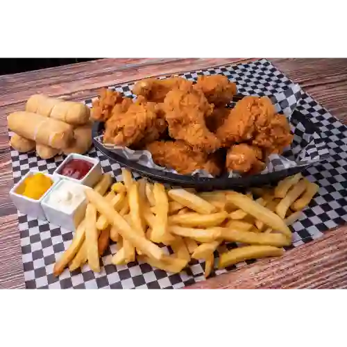12 Alitas de Pollo con Papas Fritas