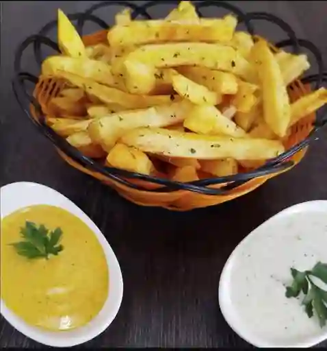 Familiar, pollo entero asado, papas fritas, arroz chaufa
