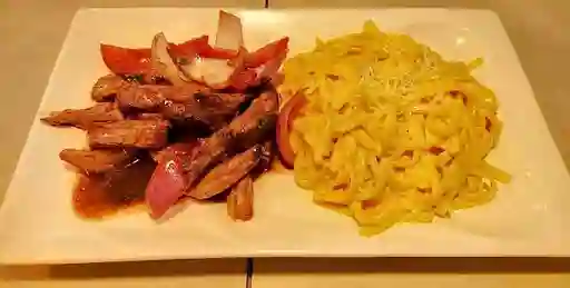 Fetuccini a la Huancaina con Lomo Saltado