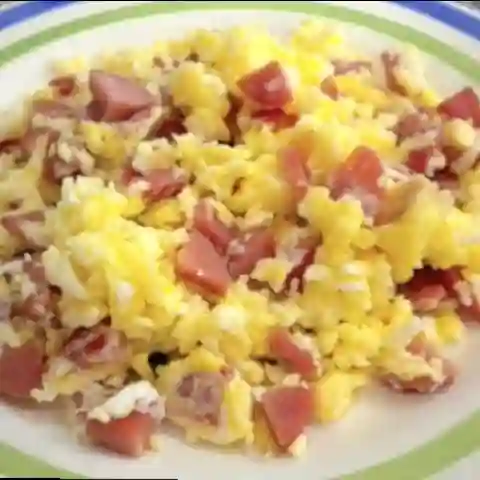 Bebida y huevos revueltos