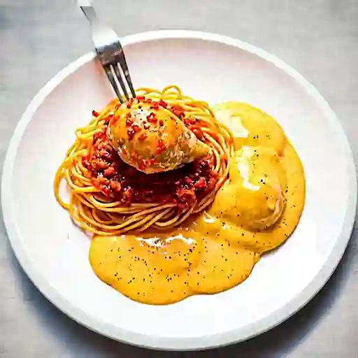 Tuto al horno con tallarines rojos