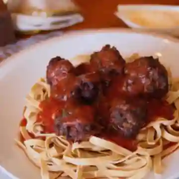 Pasta a Eleccion con Albóndigas